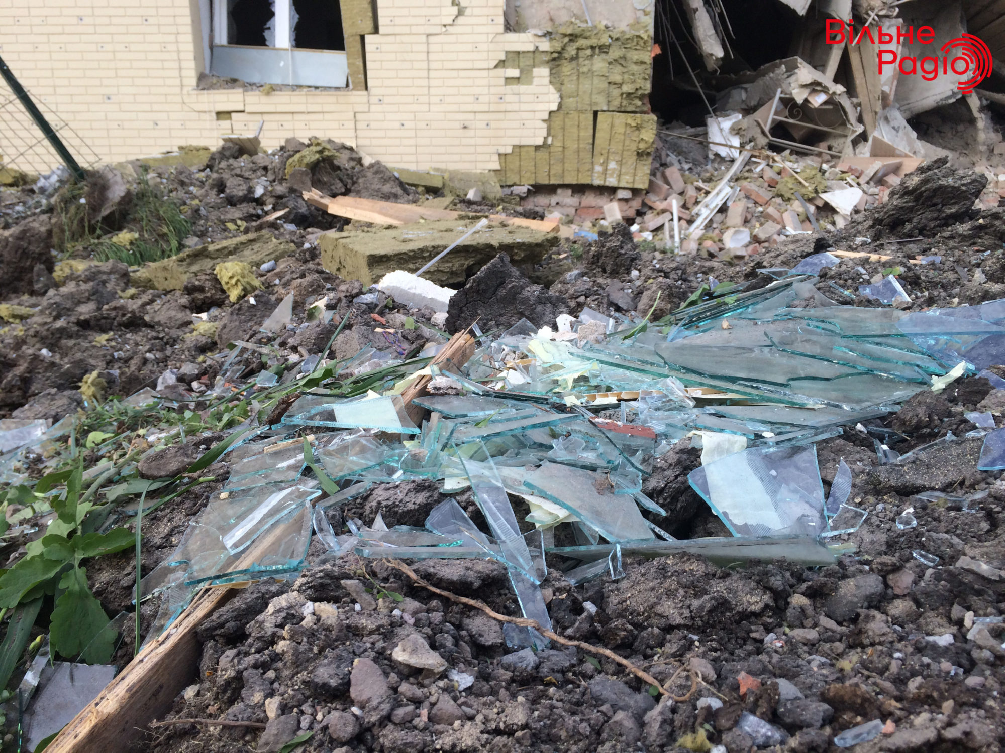 Снова по гражданским. 11 мая в Бахмуте разрушили часть общежития ГИИЯ и окрестности (ФОТО, ВИДЕО) 11