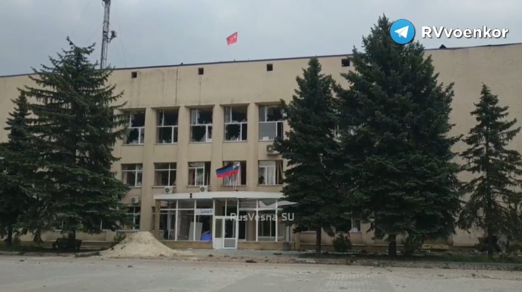 Над горсоветом Лимана вывесили флаги России и “ДНР”, мэр города ситуацию не комментирует