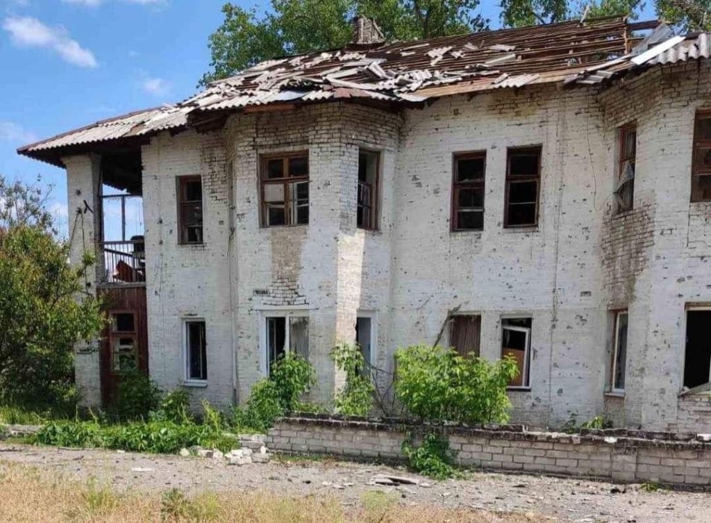Обстріли на Луганщині: за добу окупанти вбили двох людей та зруйнували з пів сотні будинків і дитсадок (ФОТО)
