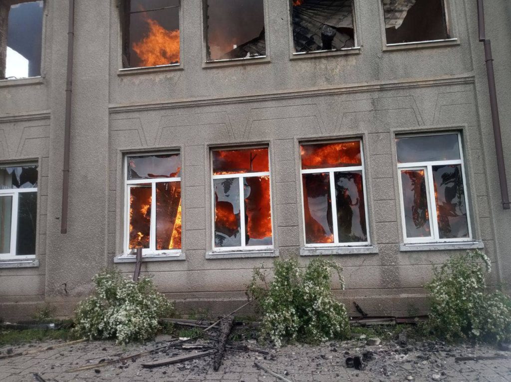 “Спасают из горящего города”: 19 мая из Лимана эвакуировали 60 местных жителей, одного из них – в больницу (фото, видео)