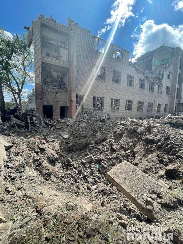 Обстріл Бахмута: російська армія зруйнувала будівлю вишу та пошкодила житлові будинки (ФОТО, ВІДЕО) 2