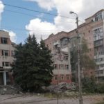 Обстріл Бахмута: російська армія зруйнувала будівлю вишу та пошкодила житлові будинки (ФОТО, ВІДЕО)
