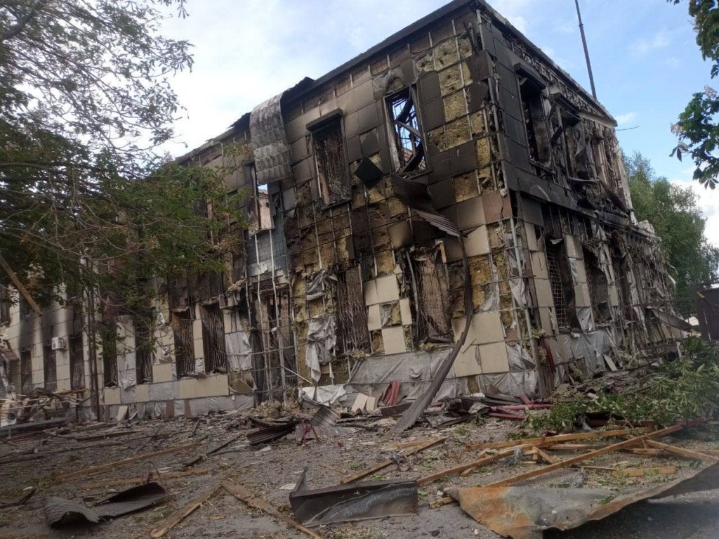 “Спасают из горящего города”: 19 мая из Лимана эвакуировали 60 местных жителей, одного из них – в больницу (фото, видео) 1
