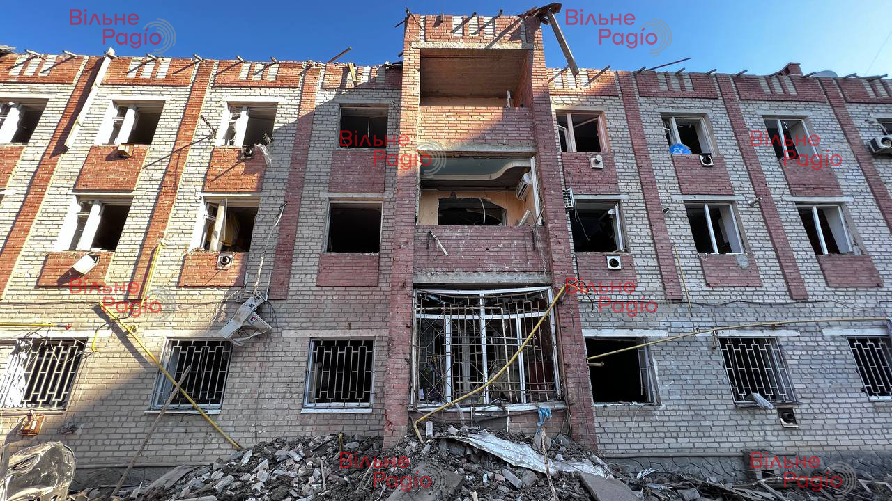 Россияне в третий раз обстреляли здание Института иностранных языков в Бахмуте Донецкой области