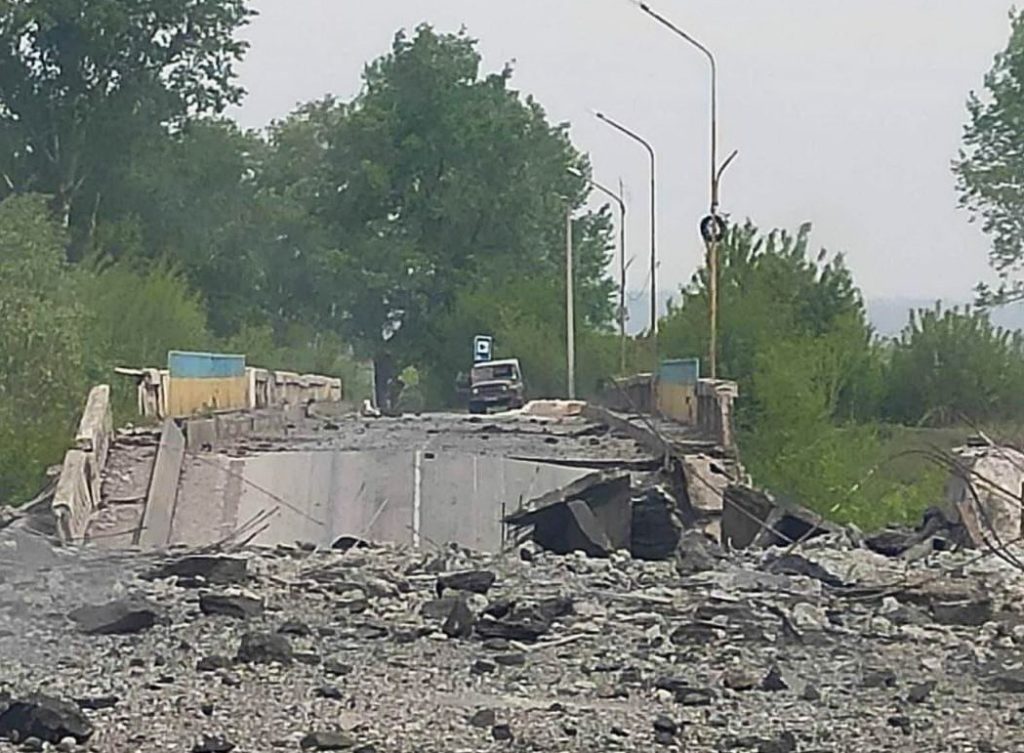 Оккупанты уничтожили квартал в Северодонецке и разрушили мост в Рубежное, — Сергей Гайдай (ФОТО)