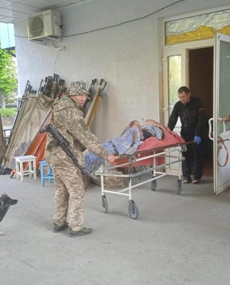 “Воюють з мирними”: окупанти вбили 10 жителів Сєвєродонецька та влучили в лікарню, — очільник області 4