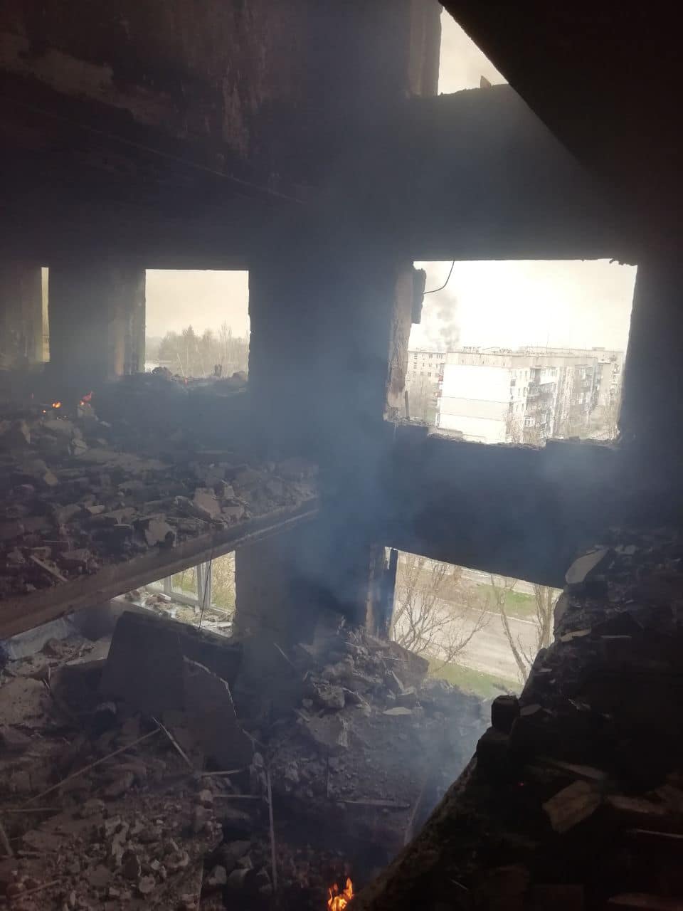 “Воюють з мирними”: окупанти вбили 10 жителів Сєвєродонецька та влучили в лікарню, — очільник області 3