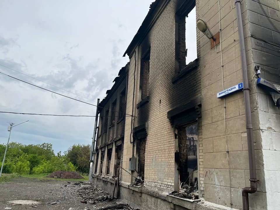 Разрушили еще 1 школу: С начала суток армия РФ обстреляла уже 8 населенных пунктов Донбасса 8