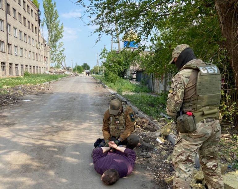 В Бахмуті затримали чоловіка, який ймовірно здавав росіянам дані про розташування ЗСУ, — прокуратура