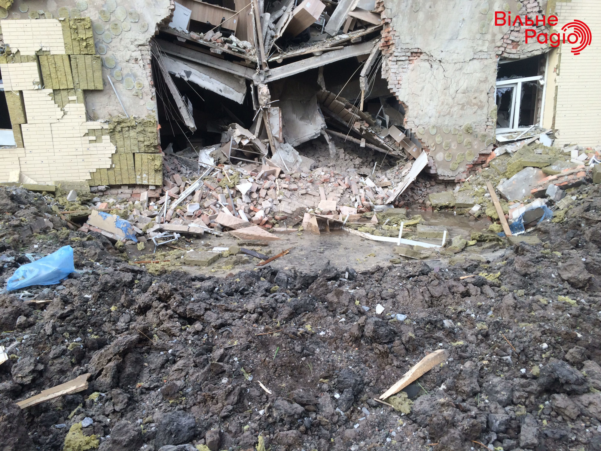 Снова по гражданским. 11 мая в Бахмуте разрушили часть общежития ГИИЯ и окрестности (ФОТО, ВИДЕО) 5