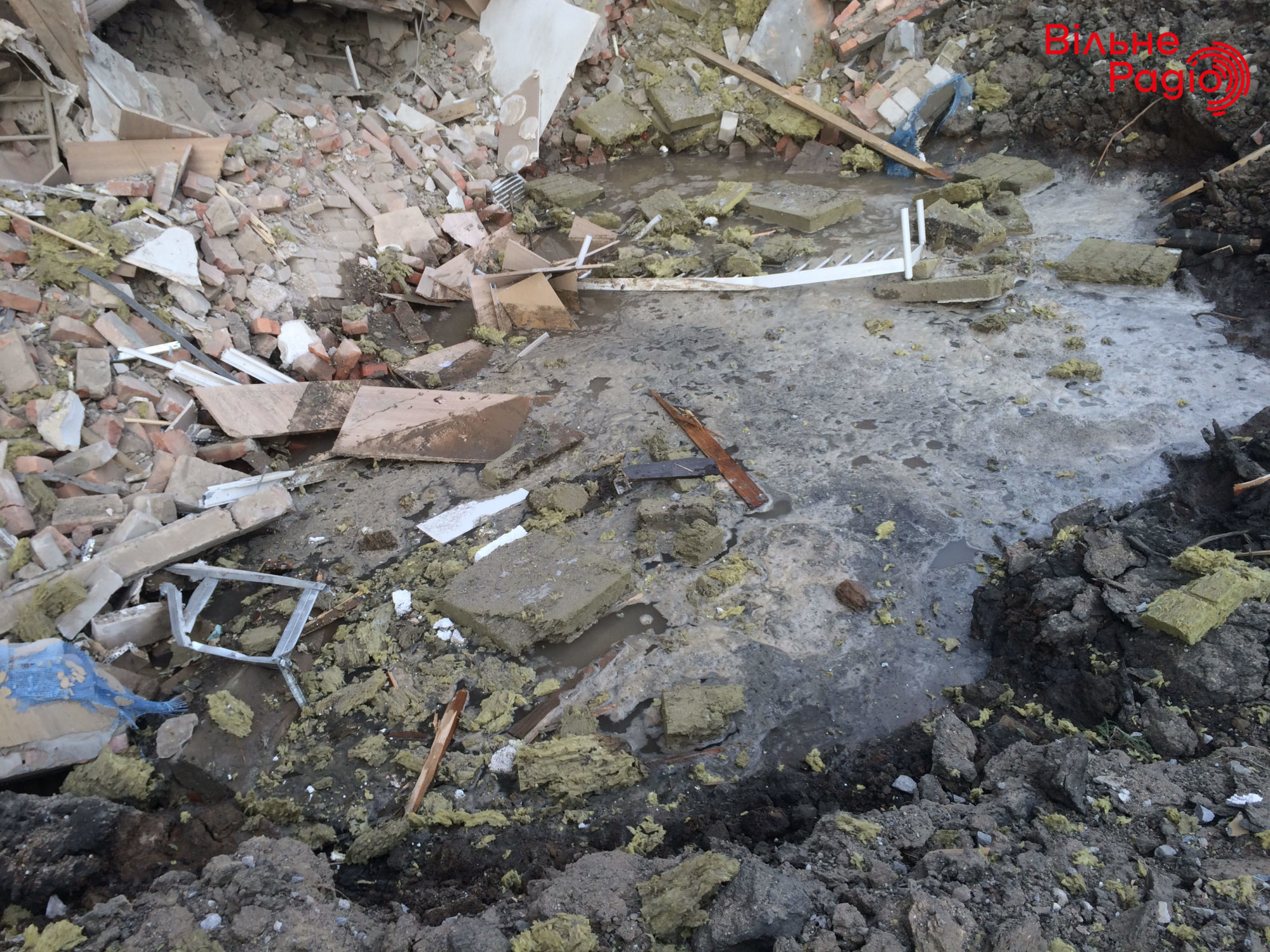 Снова по гражданским. 11 мая в Бахмуте разрушили часть общежития ГИИЯ и окрестности (ФОТО, ВИДЕО) 6