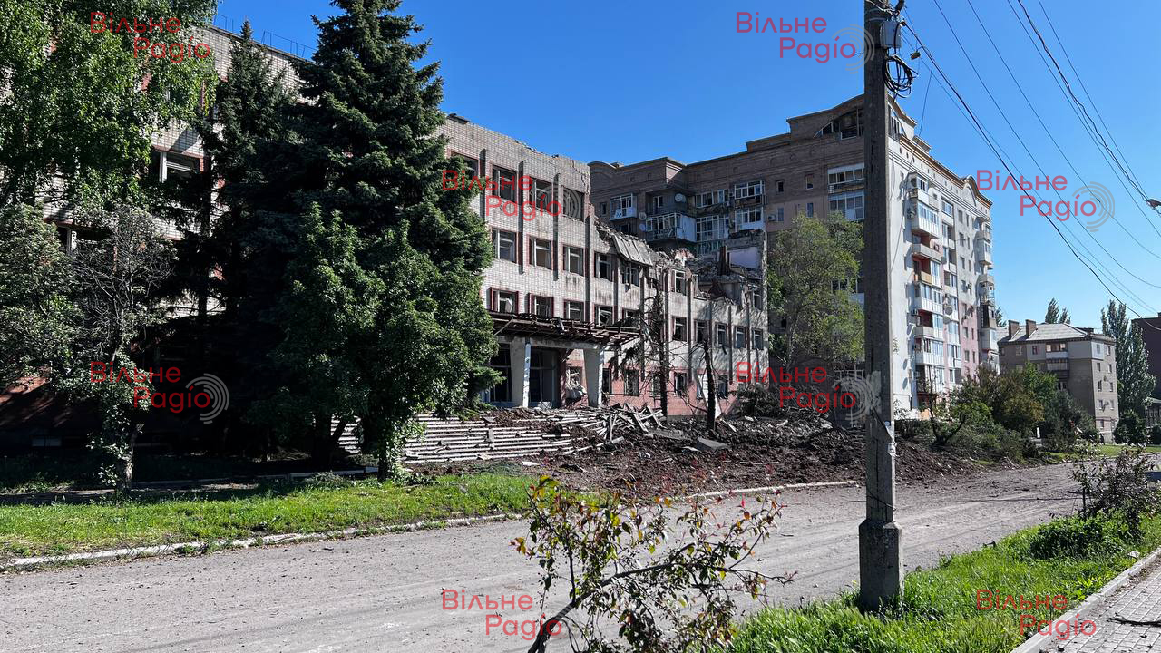 Россияне в третий раз обстреляли здание Института иностранных языков в Бахмуте Донецкой области