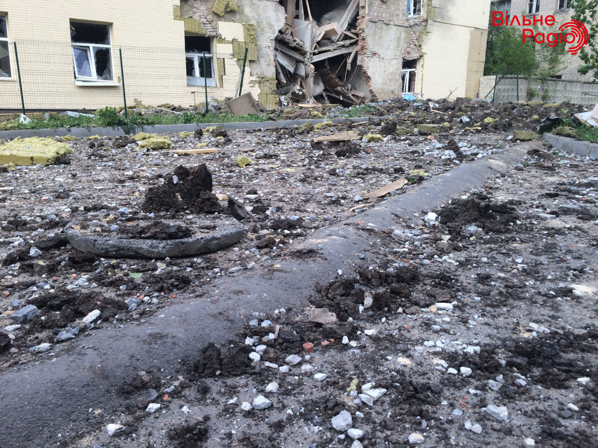 Снова по гражданским. 11 мая в Бахмуте разрушили часть общежития ГИИЯ и окрестности (ФОТО, ВИДЕО) 8