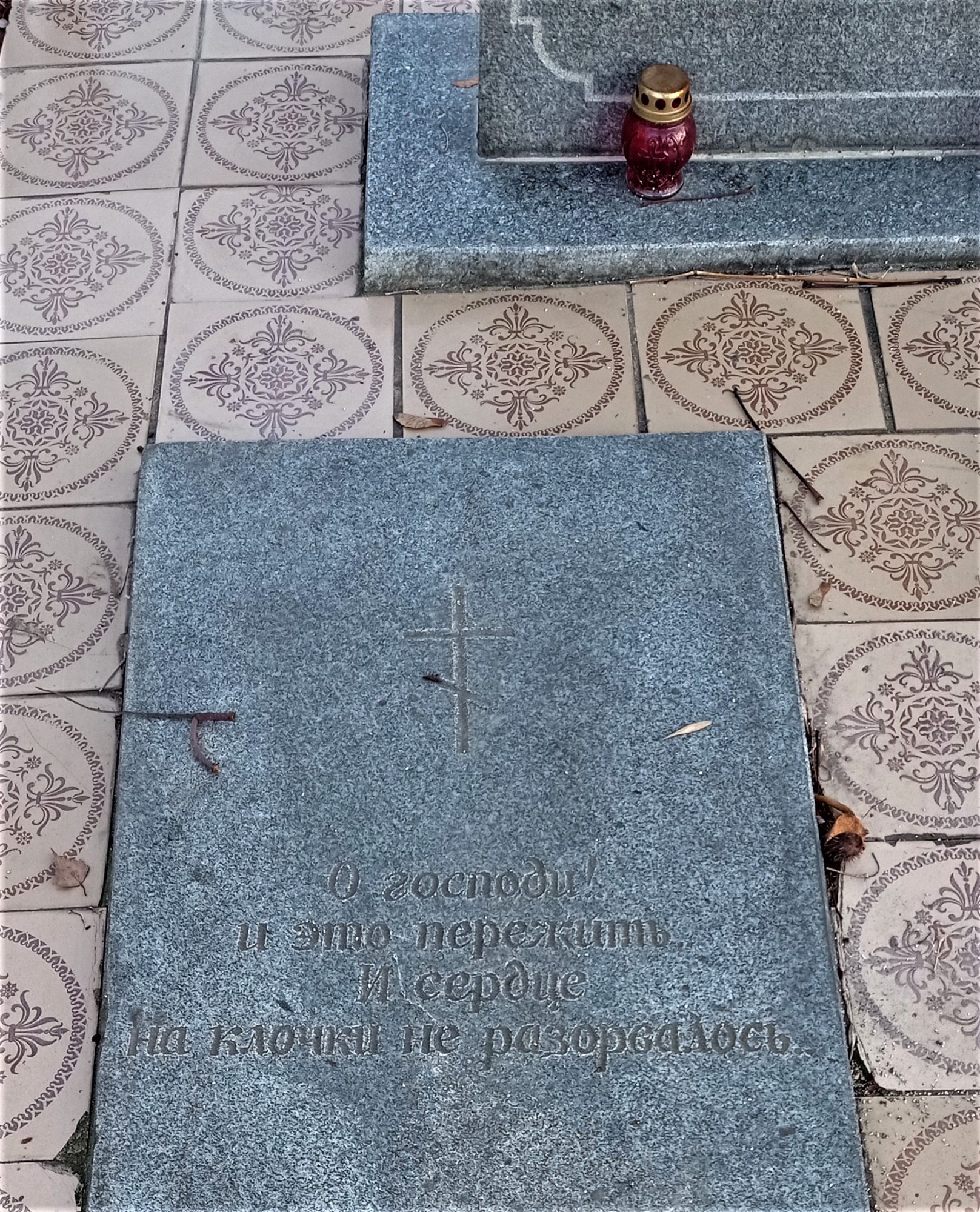 могила жены Энрике Менендеса в Бахмуте в Донецкой области