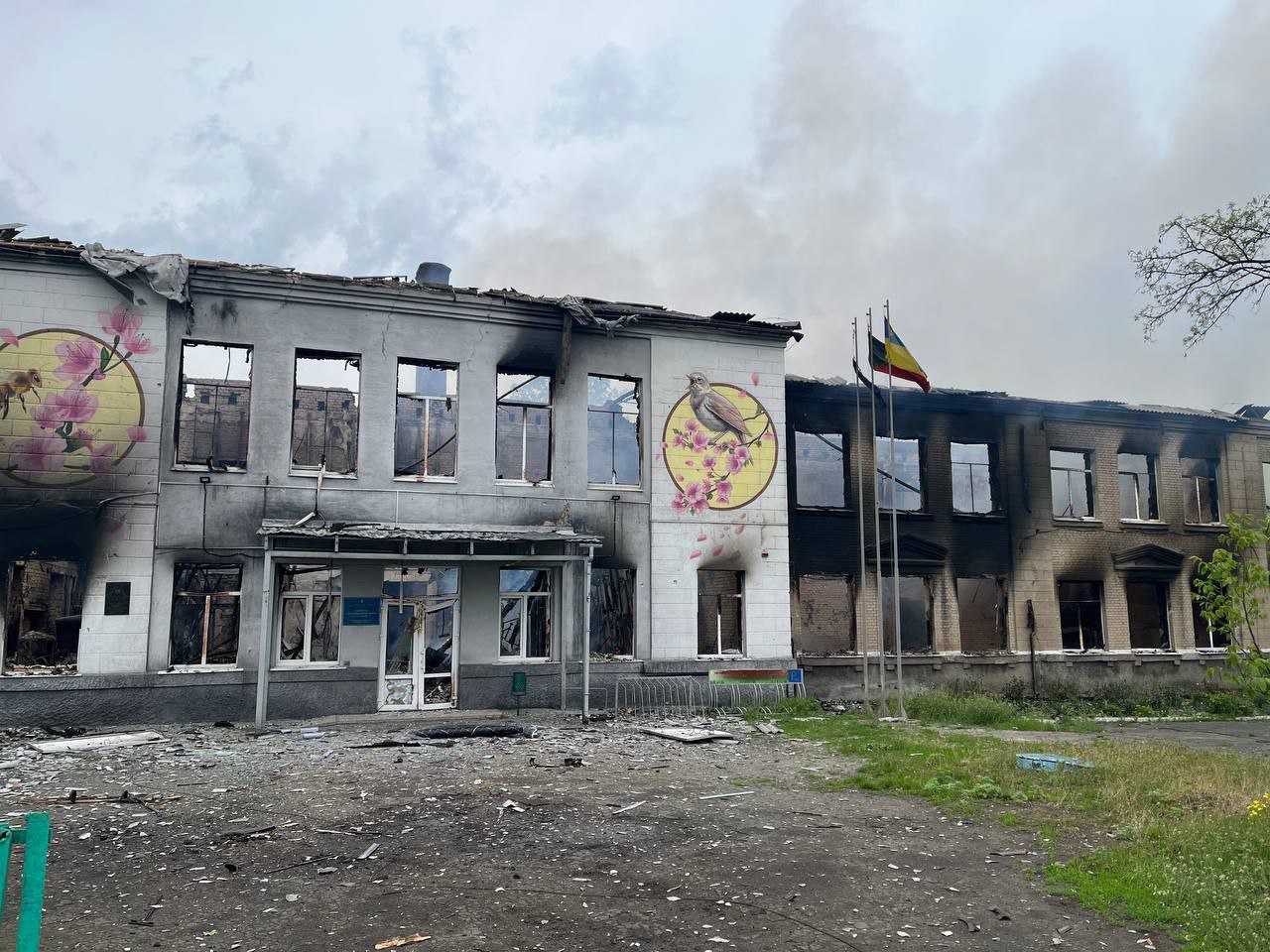 Сегодня должен был состояться последний звонок в школах и вузах Донецкой области. Но война забрала его и образовательные учреждения