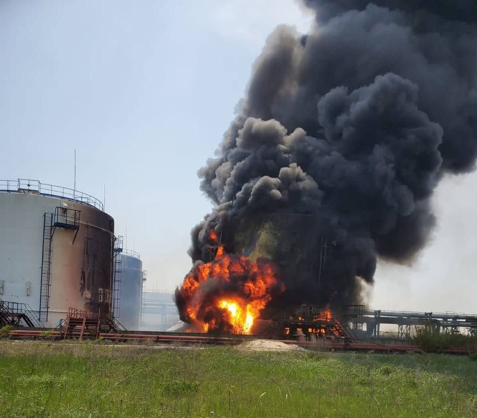 Після обстрілу росіян знову горить Лисичанський нафтопереробний завод: є загроза вибуху резервуарів, — Сергій Гайдай