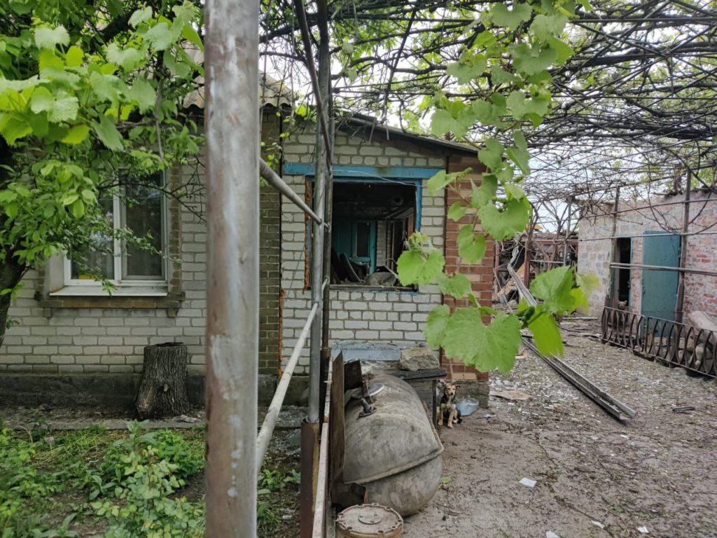 4 погибших, удары по школе, птицефабрике и складам: оккупанты ударили по 2 селам Соледарской громады