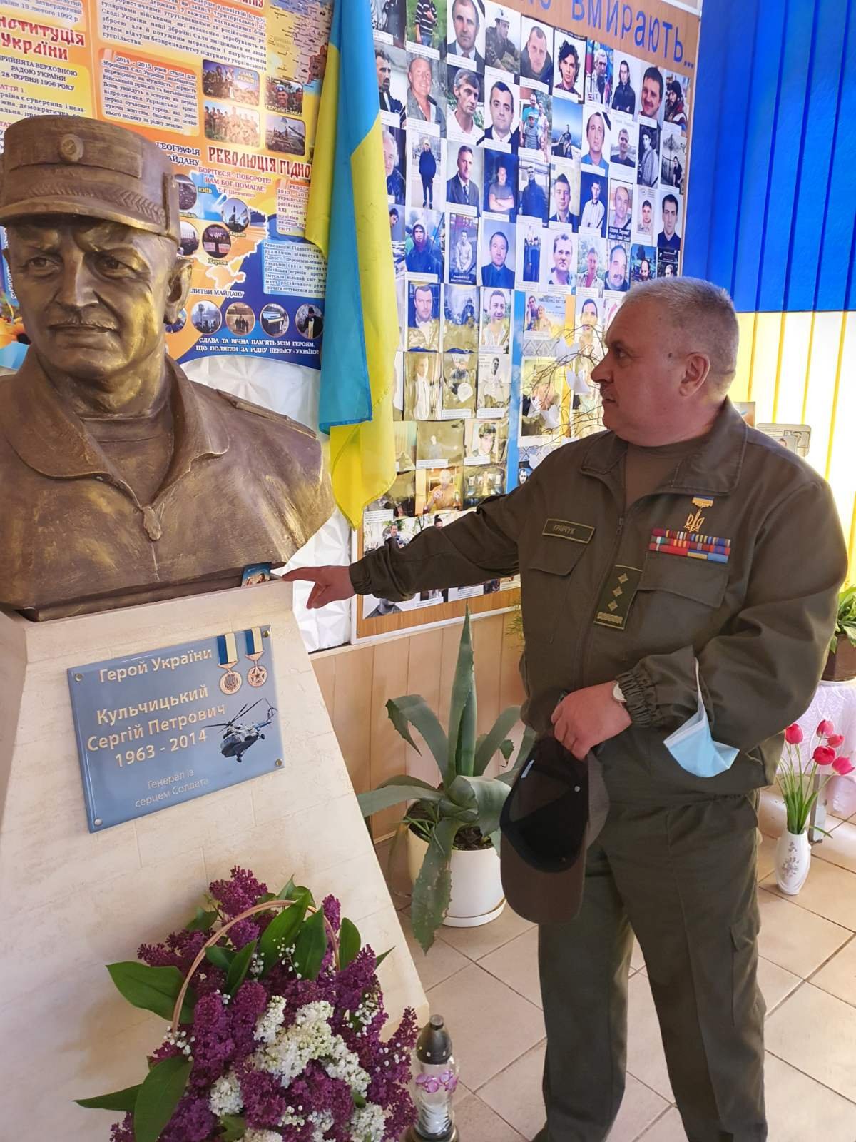 военный Вячеслав Кравчук возле бюста генералу Кульчицкому