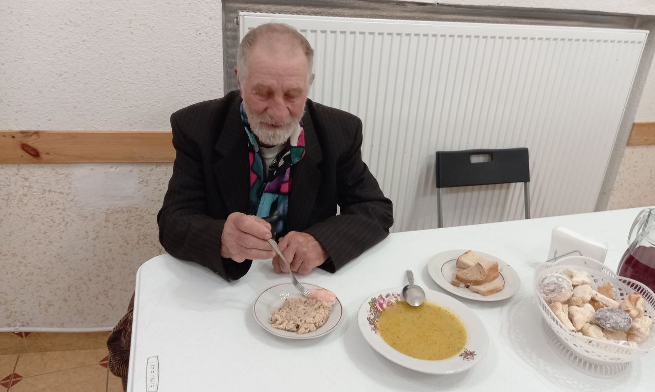 У волонтерському притулку Віктору Петренку з Серебрянки забезпечили щоденне 3-разове харчування