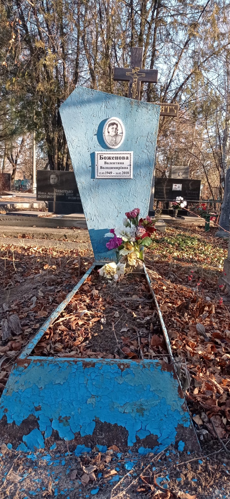 могила с надписями на украинском языке в Бахмуте в Донецкой области