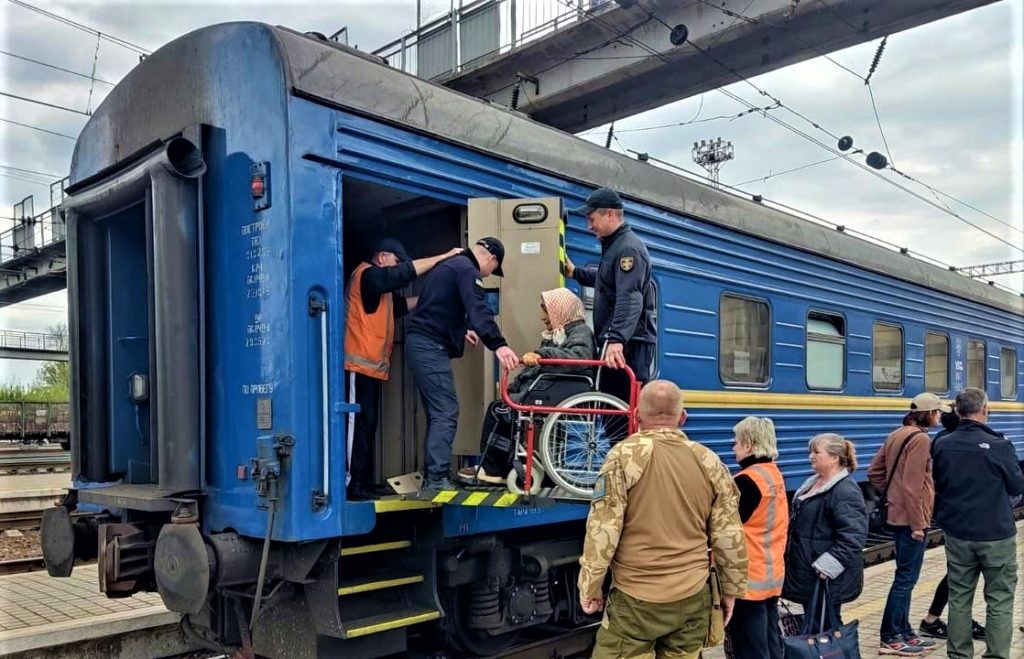 Эвакуация с Донбасса: выехать на поезде можно по нечетным числам рейсом “Покровск — Львов”