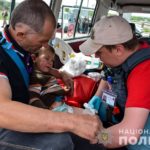 Правоохранители эвакуировали в бронированных машинах полсотни жителей Райгородка и Студенка (ФОТО, ВИДЕО)