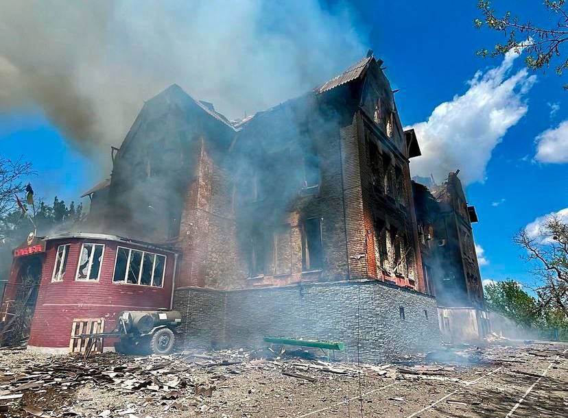 Знищена окупантами гімназія в Лисичанску