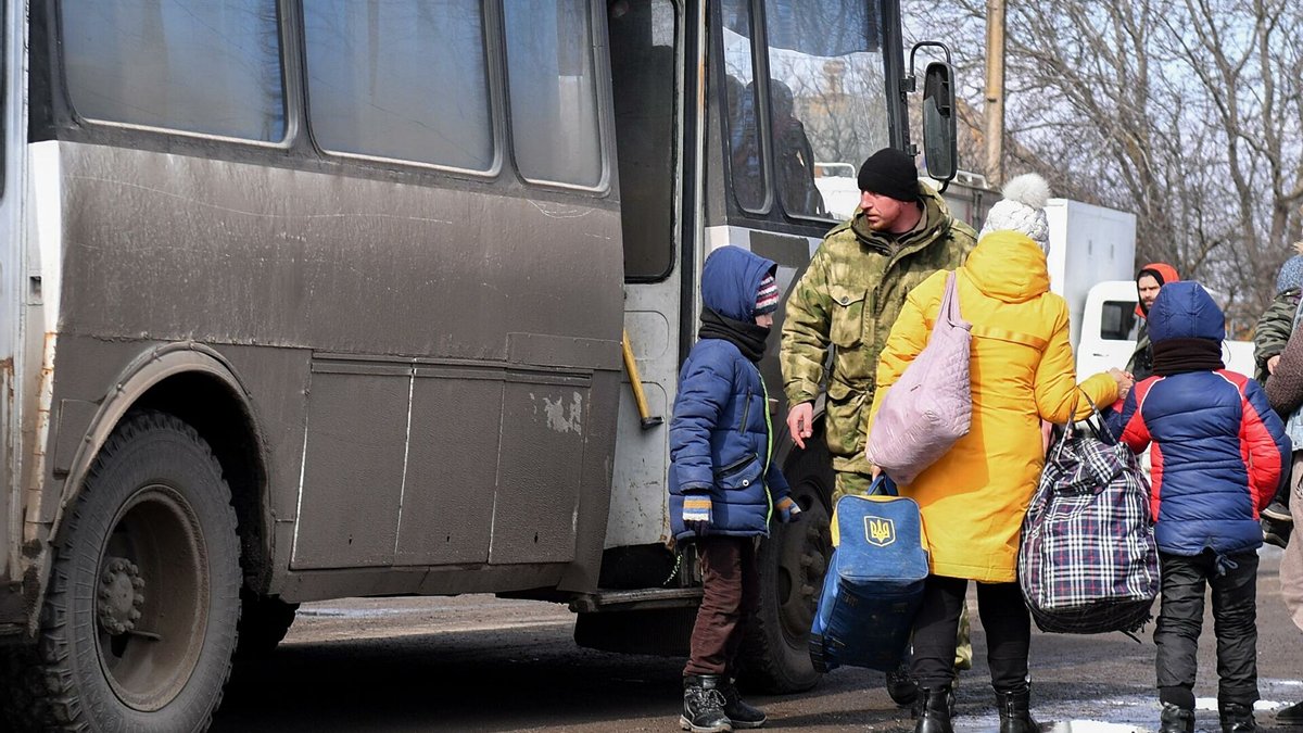 Росіяни допитують дітей, які з батьками виїхали з Маріуполя