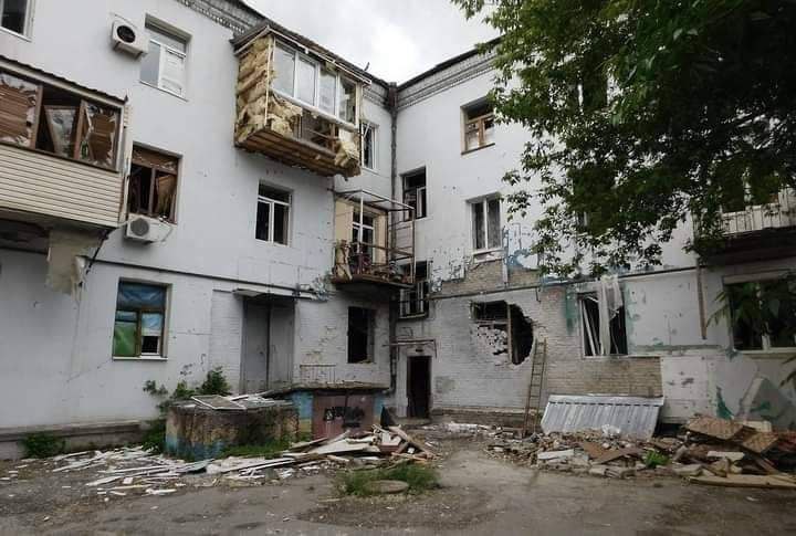 На Луганщині загинули щонайменш 2 жінки, 4 людей поранені. Зруйновані 60 будинків, — Гайдай (ФОТО)