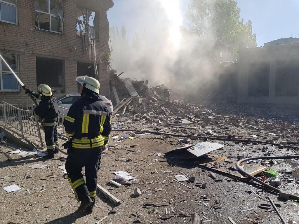 обстрелянное 7 мая здание лицея в Константиновке