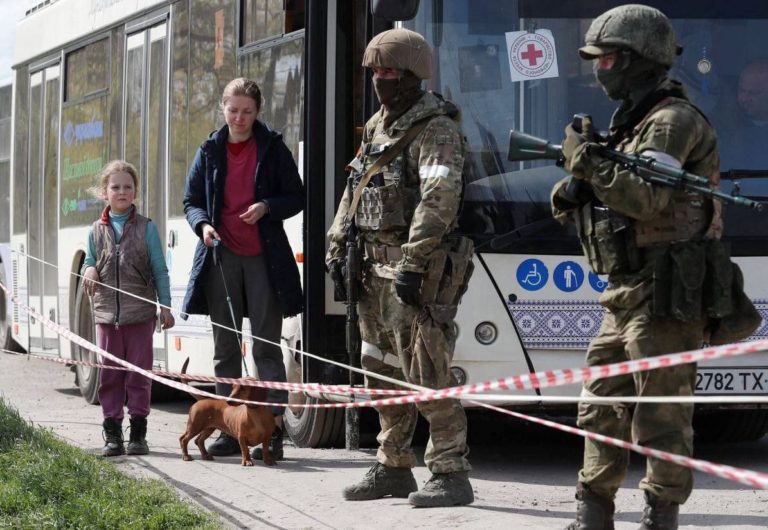 Евакуація з “Азовсталі”: президент підтвердив, що з заводу вже вивезли близько ста людей