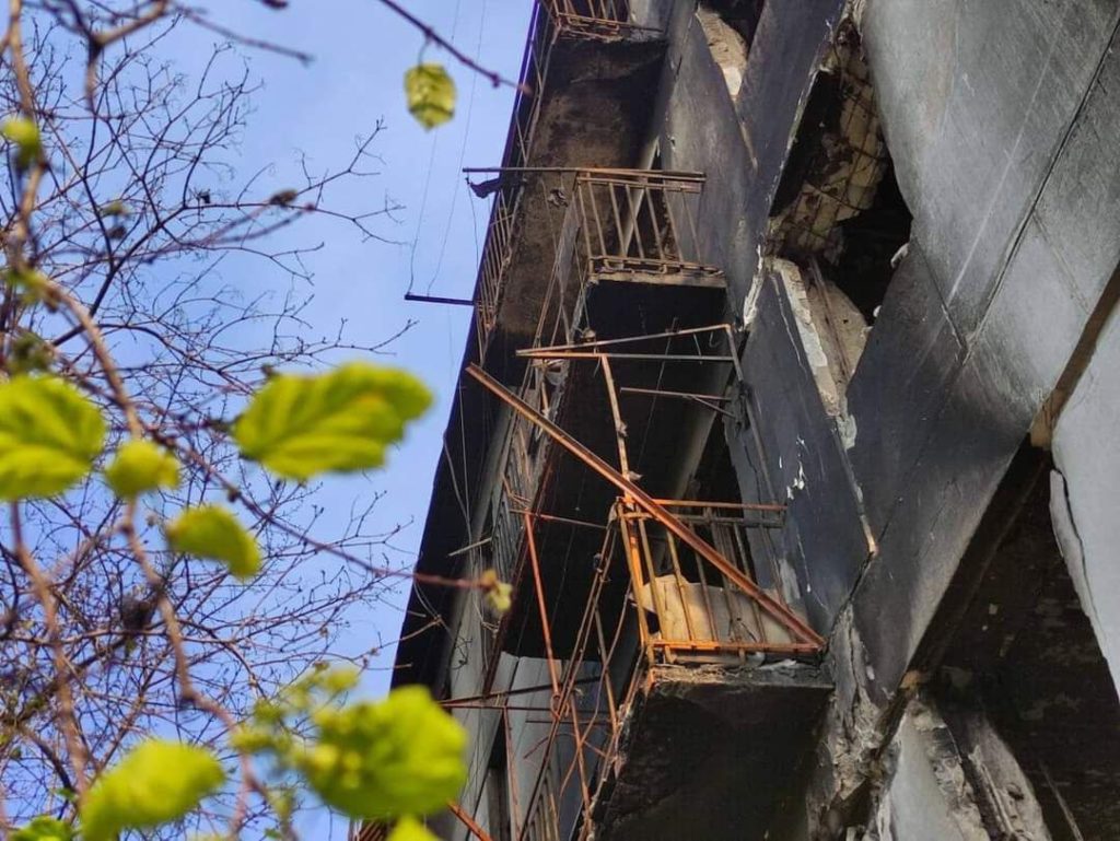 На Луганщині окупанти вгатили по училищу та житлових будинках. Є поранені та загиблі (ФОТО)