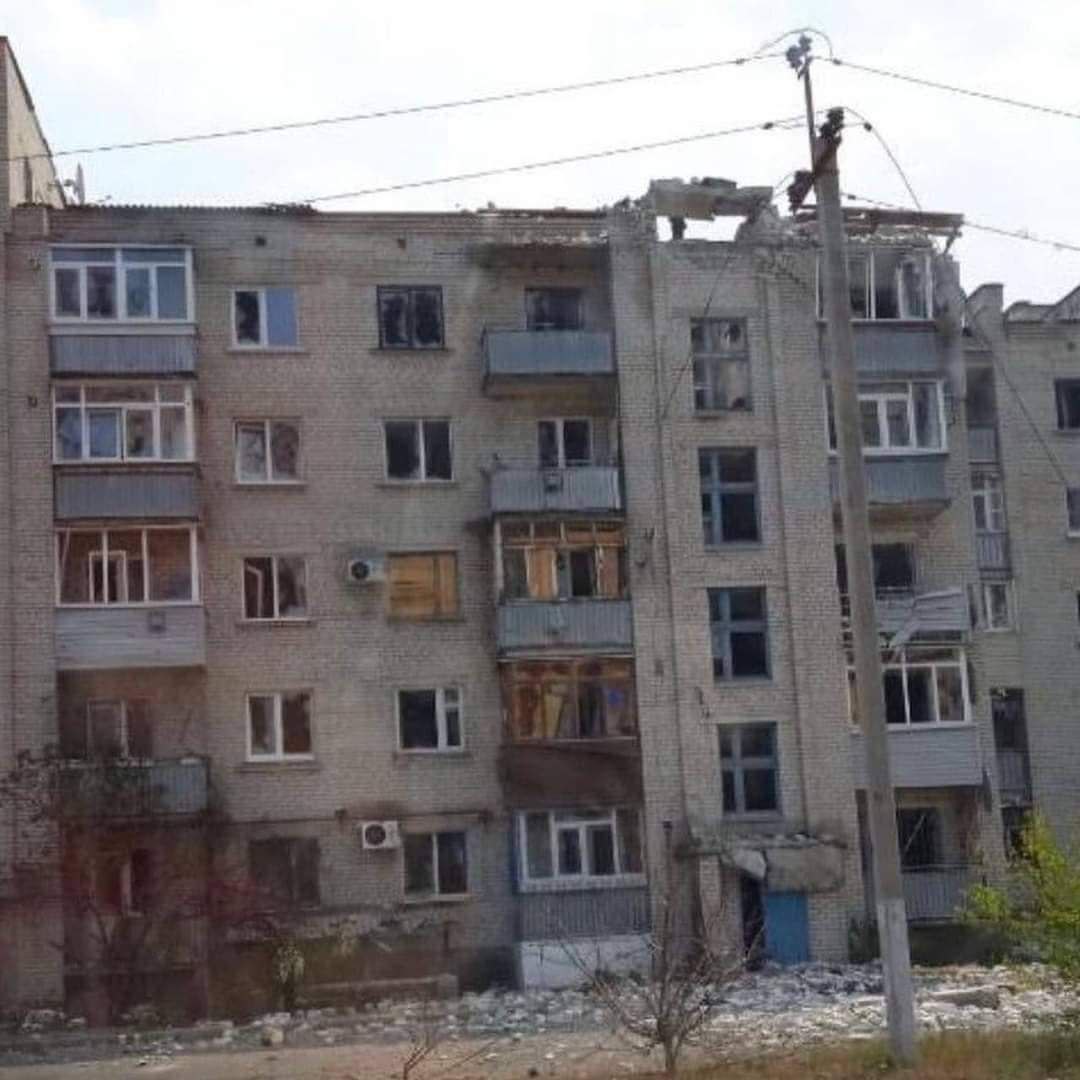 На Луганщине оккупанты ударили по училищу и жилым домам