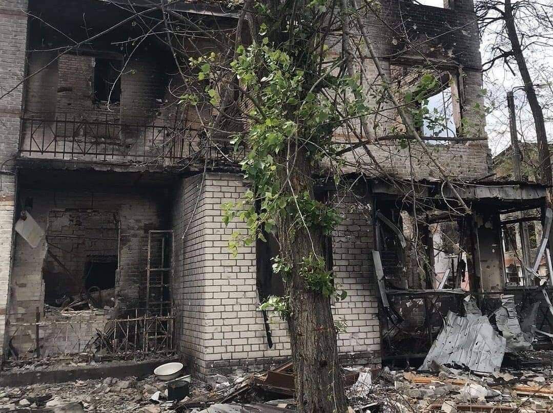 На Луганщине оккупанты ударили по училищу и жилым домам