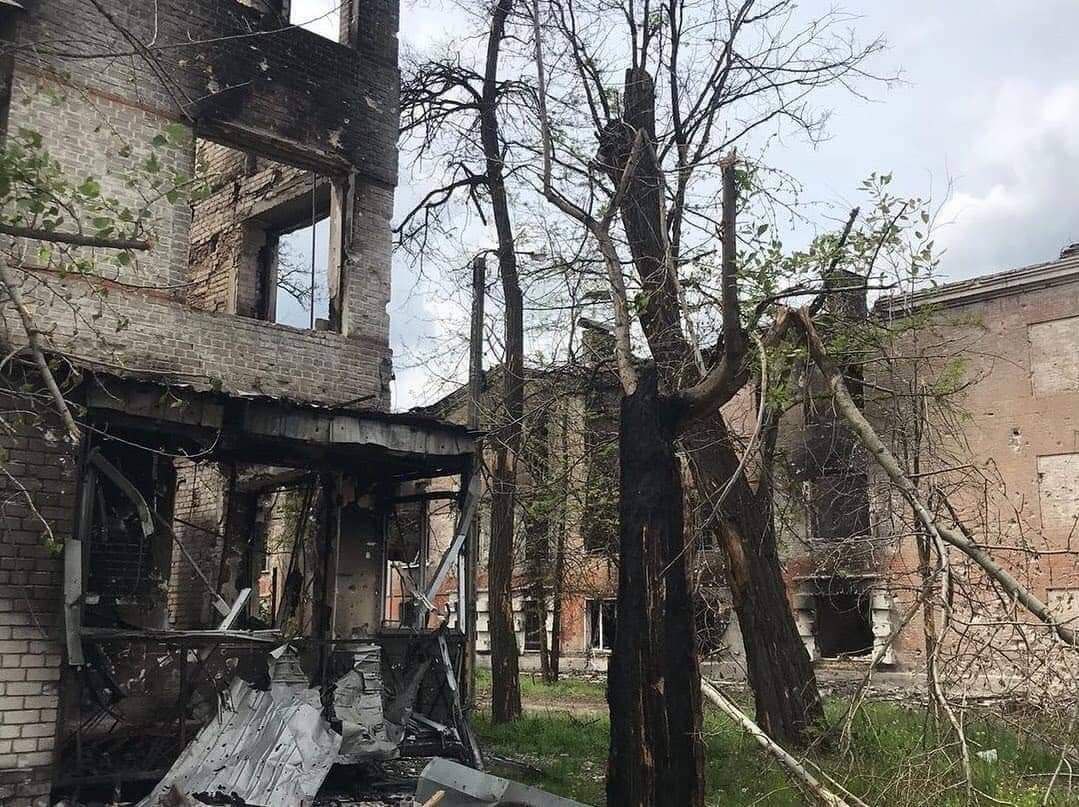 На Луганщині окупанти вгатили по училищу та житлових будинках