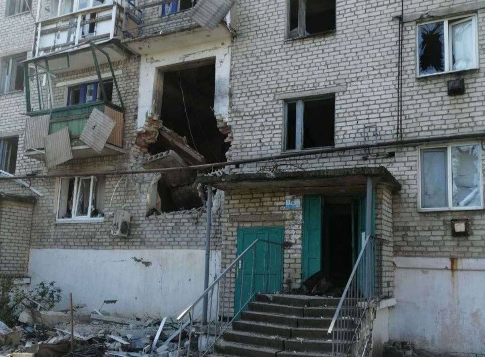 Цілили по мирних: у Сіверську через прямі влучання російських снарядів пошкоджені 2 багатоповерхівки