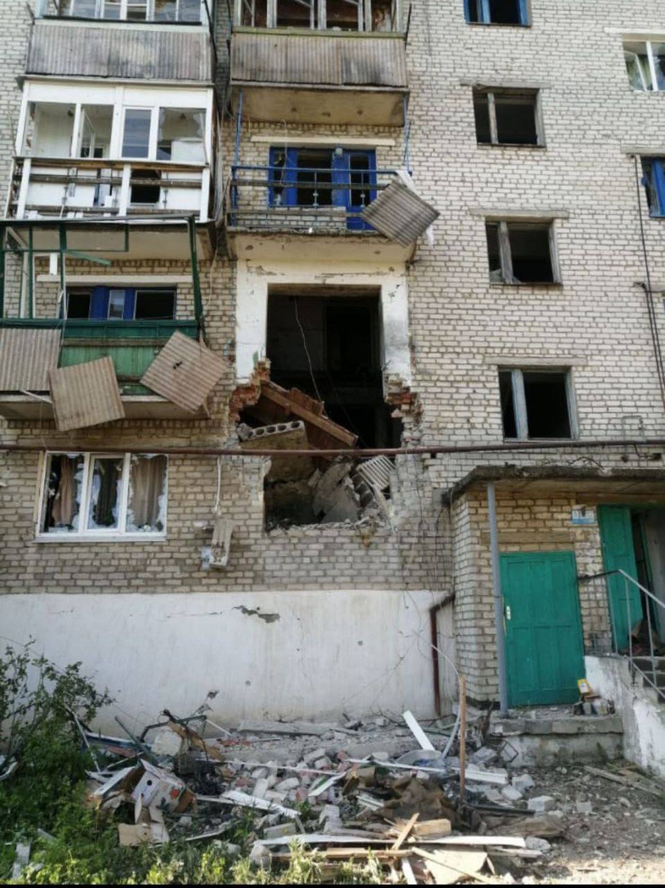 Целились по мирным: в Северске из-за прямых попаданий российских снарядов повреждены 2 многоэтажки 3