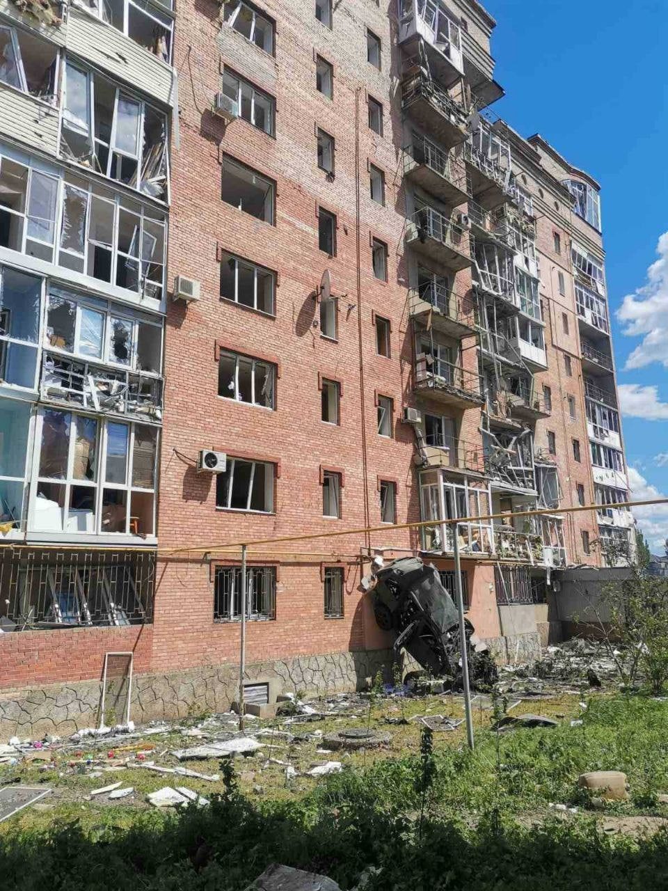 Обстрел Бахмута: российская армия разрушила здание вуза и повредила жилые дома (ФОТО, ВИДЕО) 10