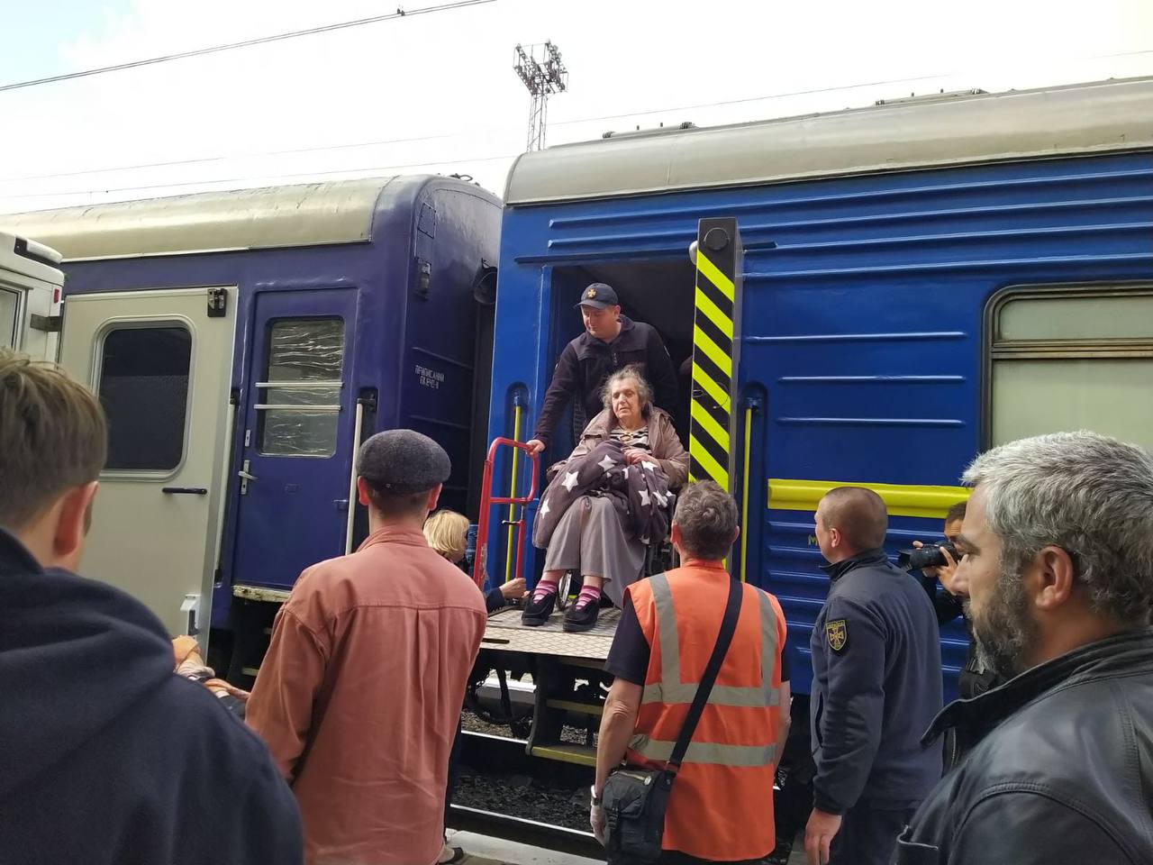 18 мая с Донбасса можно эвакуироваться поездом в Днепр и Львов: график 1