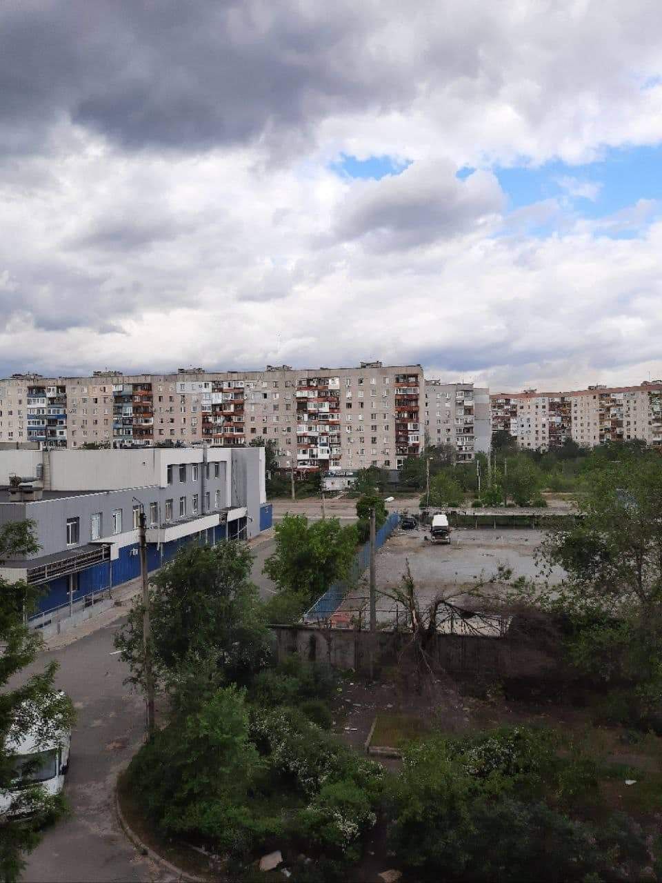Обстрелы Луганщины: оккупанты обстреливают бомбоубежища “Азота” и школ, 6 человек погибли 2