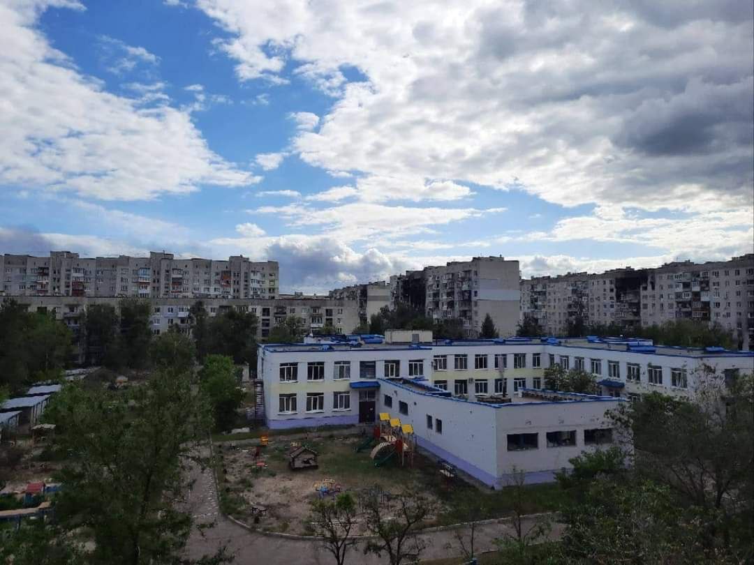 Обстрелы Луганщины: оккупанты обстреливают бомбоубежища “Азота” и школ, 6 человек погибли 1