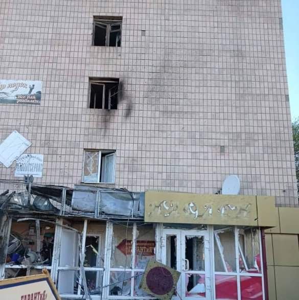 Обстрелы в Луганской области: за сутки оккупанты убили двух человек и разрушили с полсотни домов и детсад (ФОТО) 3