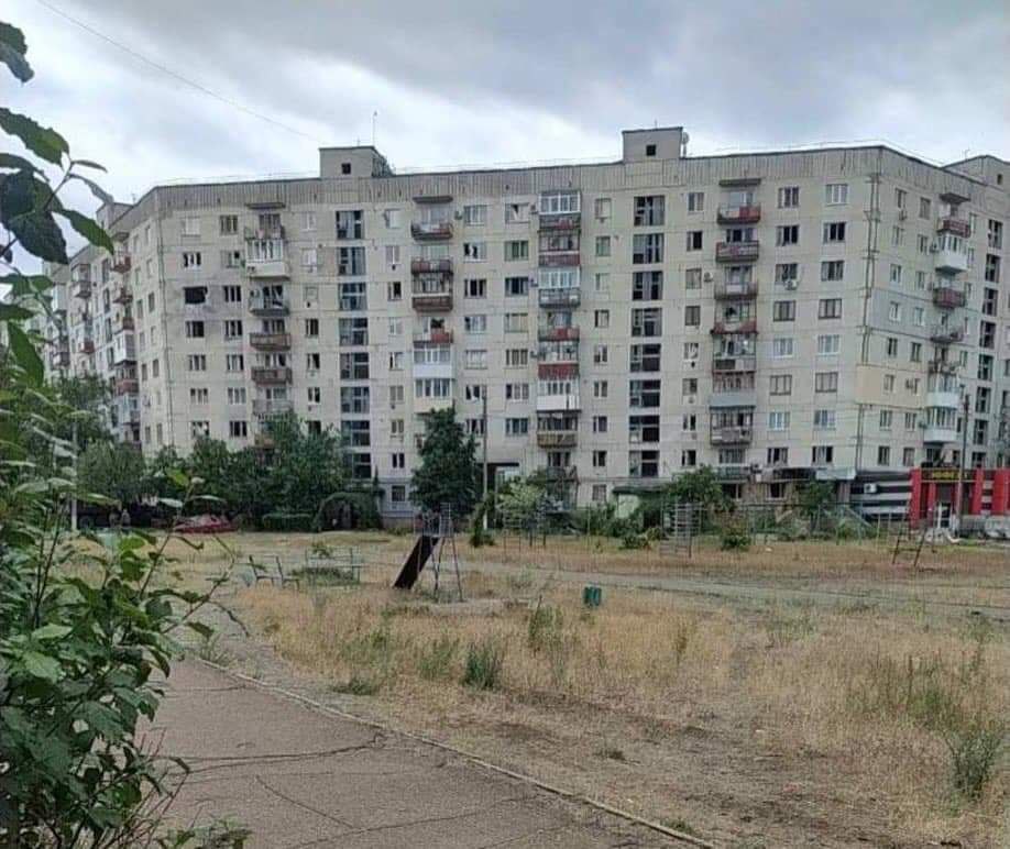 Обстрелы в Луганской области: за сутки оккупанты убили двух человек и разрушили с полсотни домов и детсад (ФОТО) 1
