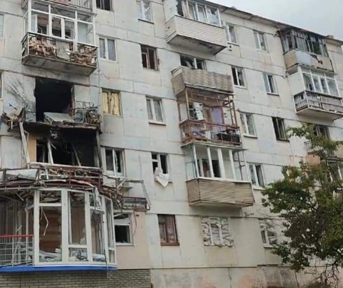 Обстрелы в Луганской области: за сутки оккупанты убили двух человек и разрушили с полсотни домов и детсад (ФОТО) 2