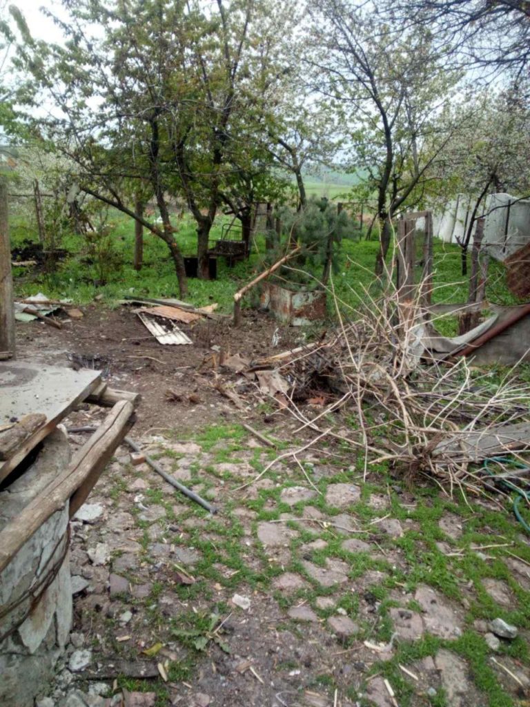 подвір'я розтрощене рашистами в Луганській області