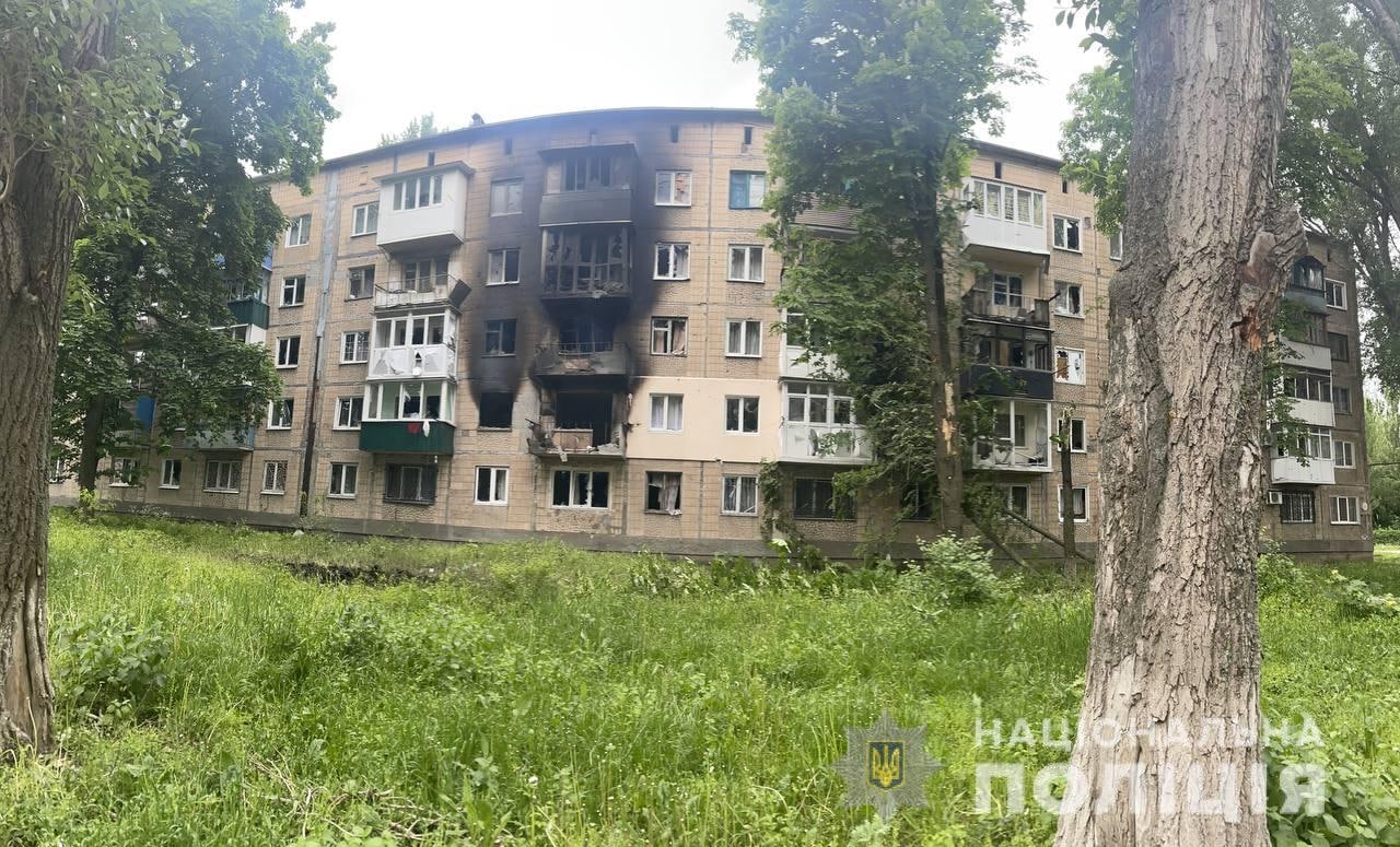 поврежденная многоэтажка после обстрела 22 мая в Донецкой области