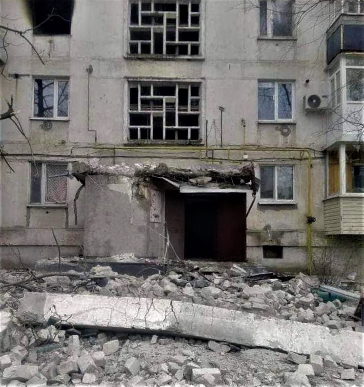 уничтоженная многоэтажка в Луганской области