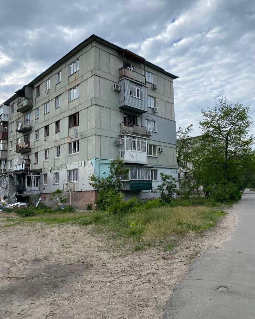 зруйнована багатоповерхівка в Луганській області