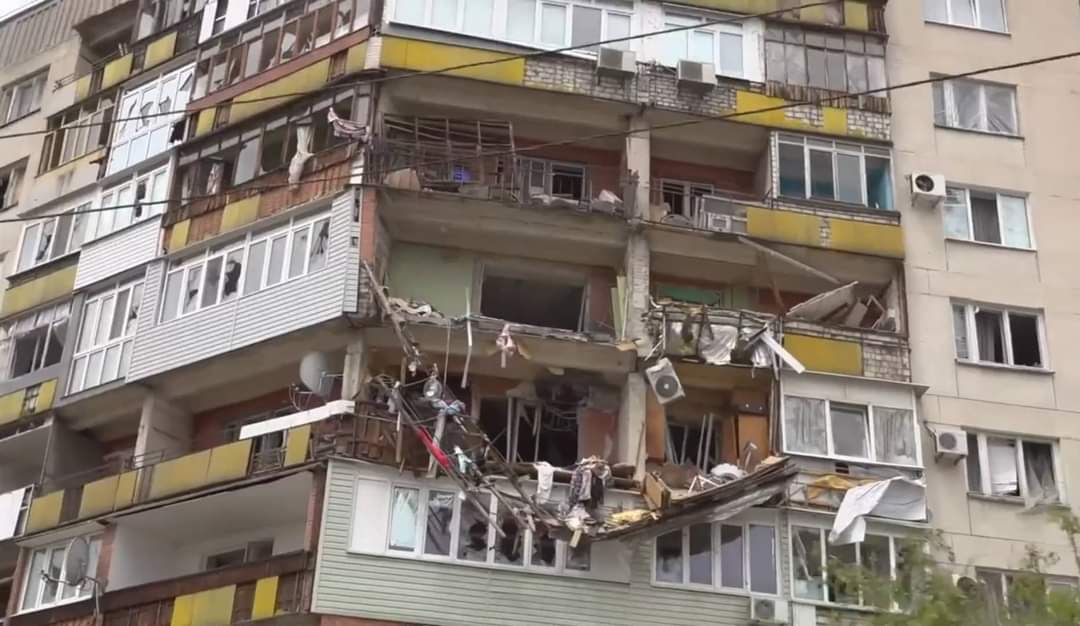 разрушенная многоэтажка в Луганской области