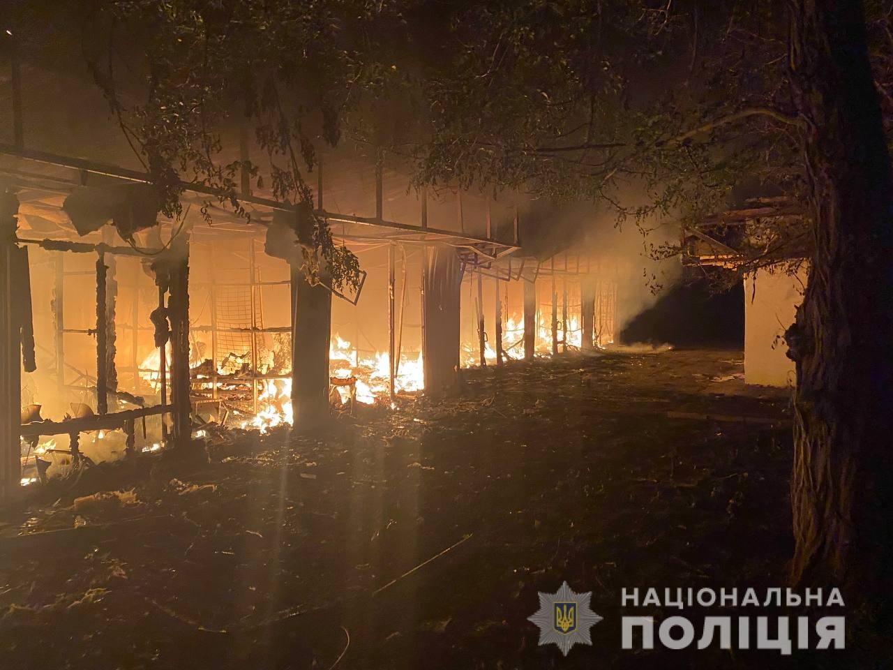поврежденное здание после обстрела 22 мая в Донецкой области